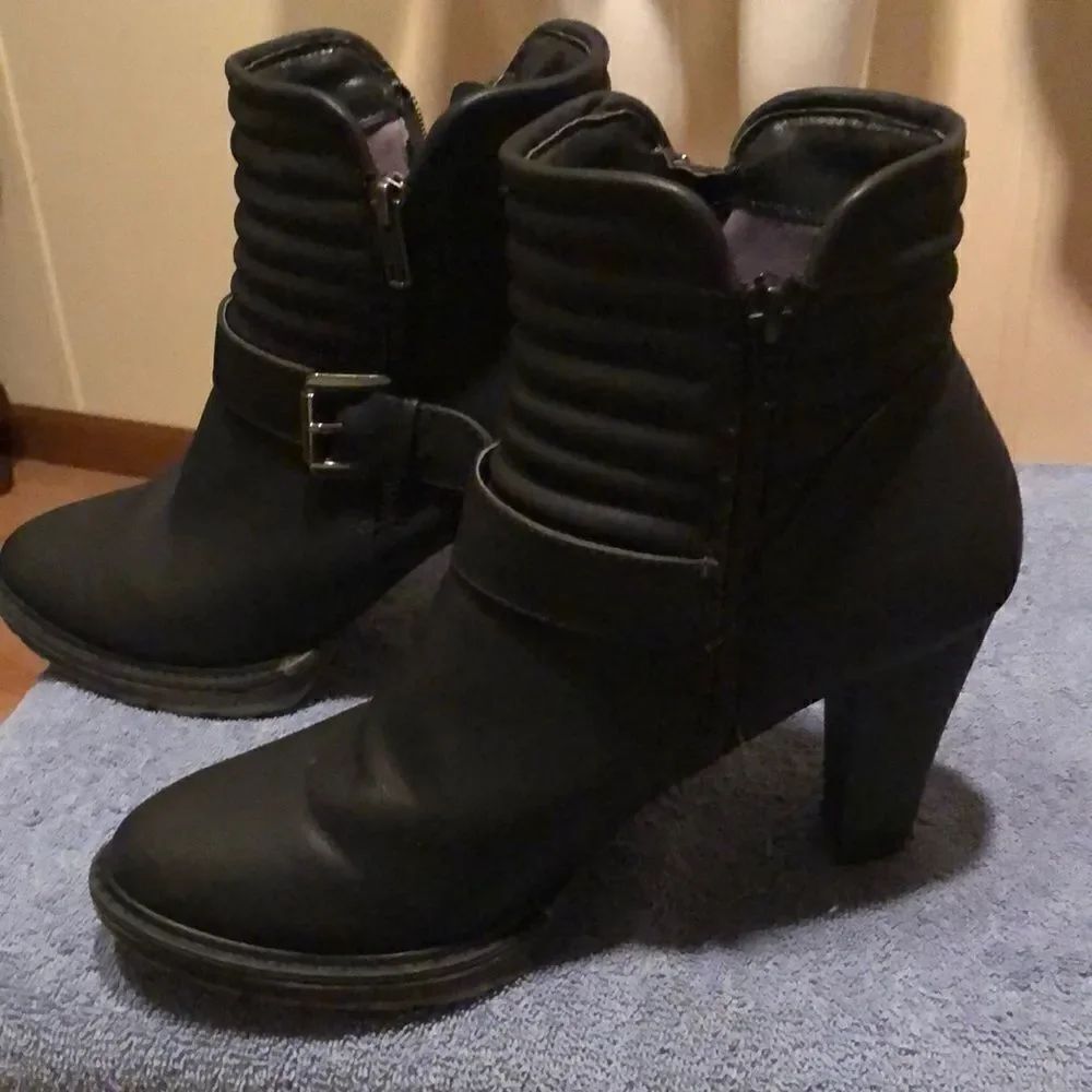 White Mountain Booties - Picture 5 of 6